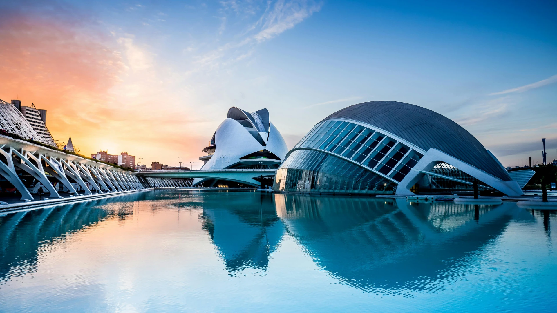 edificio l'hemisferic y estanque de agua