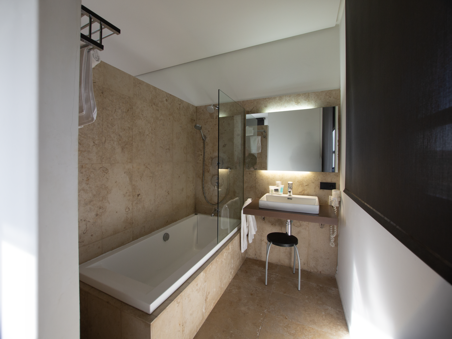 hotel de carretera en valencia con bano completo