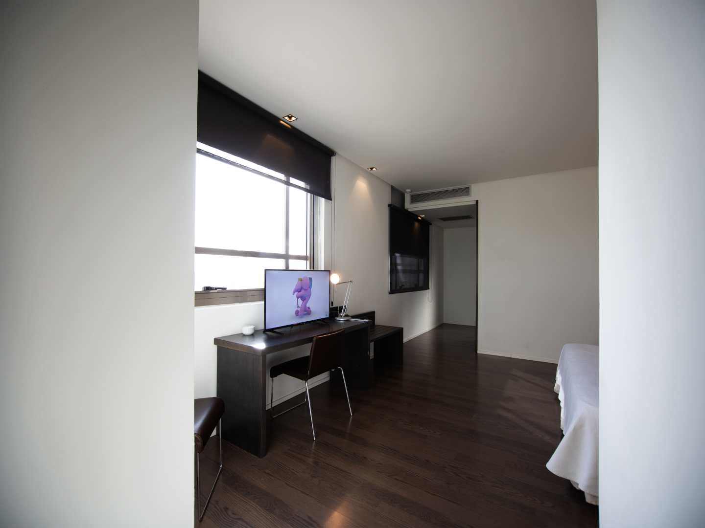 hotel de carretera en valencia con habitaciones amplias y television