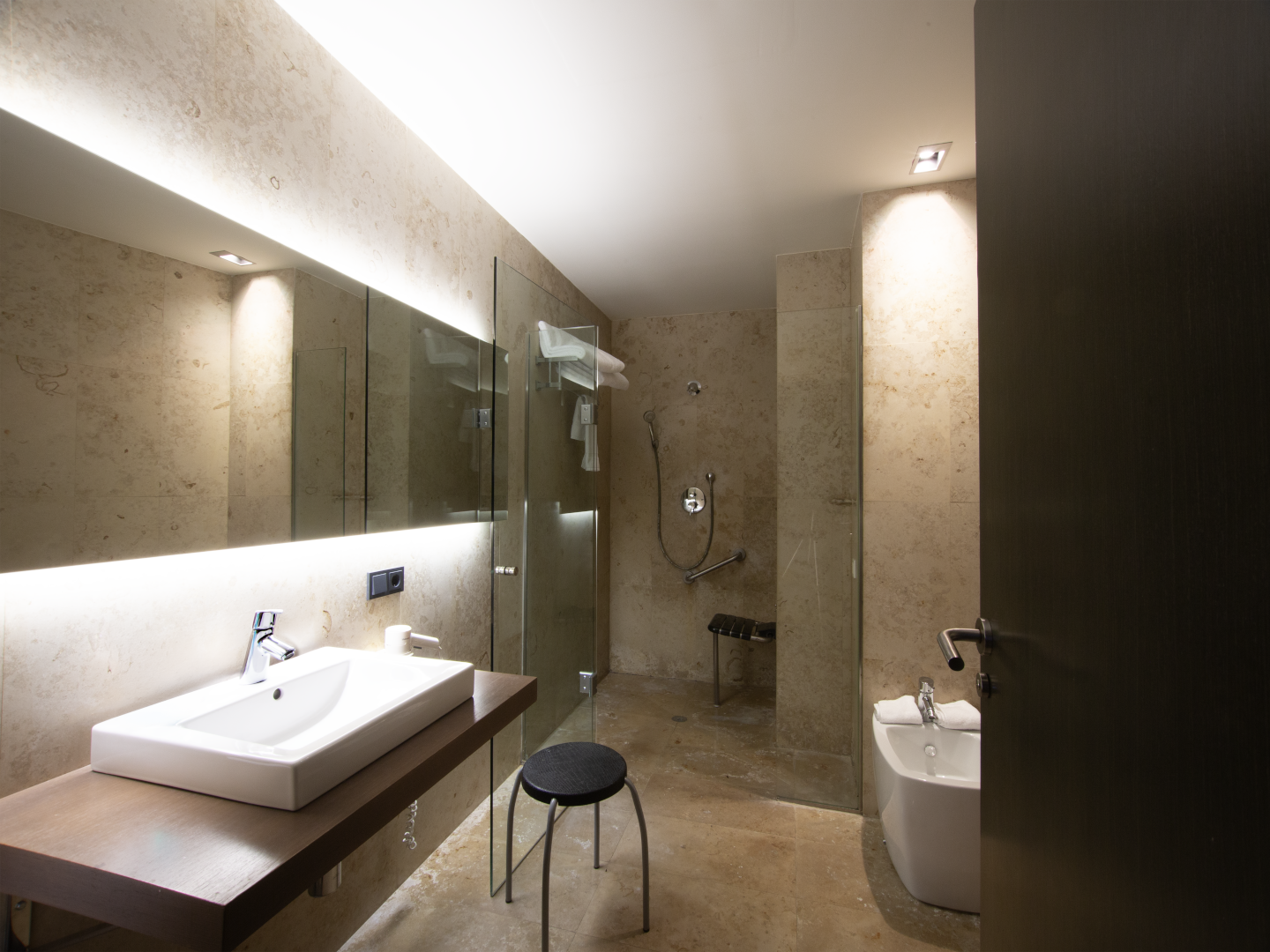 hotel de carretera en valencia con habitaciones con baño adaptado
